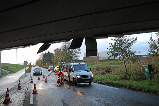 Vrachtwagen rijdt tegen viaduct aan Hoogeindse Rondweg Waalwijk