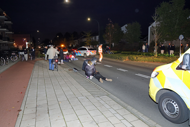 Twee personen raken gewond bij botsing met auto aan de Grotestraat Waalwijk