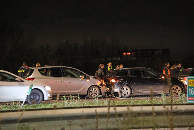 Vijf auto’s botsen op elkaar op de Midden-Brabantweg Waalwijk