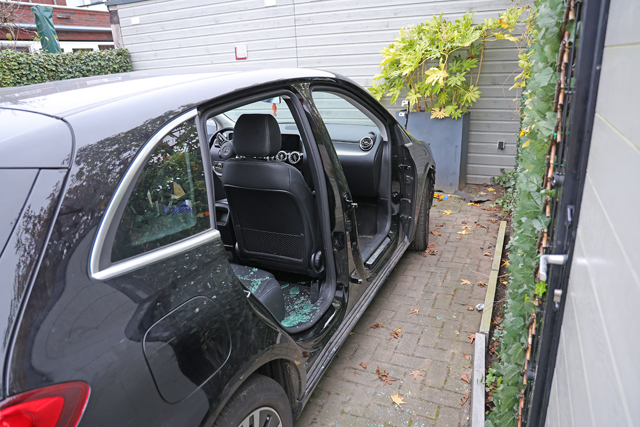 Mercedes compleet gestript aan de Burgemeester van Prooijenstraat Waalwijk