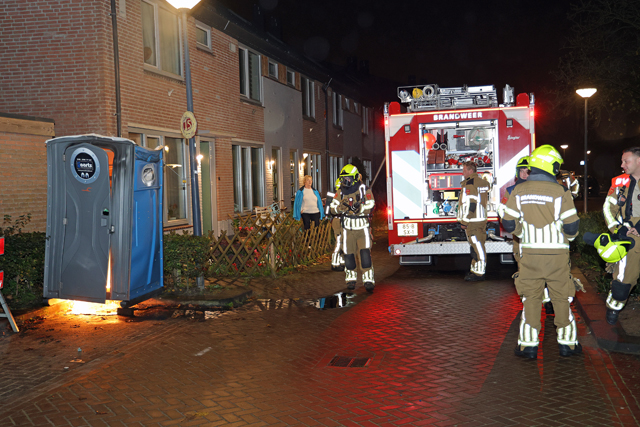 Dixi toilet in brand midden in woonwijk aan de Edouard Lalostraat Waalwijk