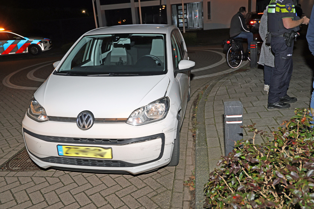 Scooterrijder botst op auto en gaat ervandoor aan de Eerste Zeine Waalwijk