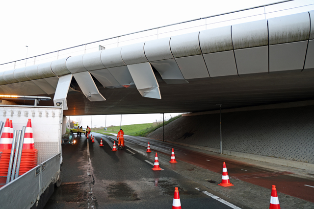 Vrachtwagen rijdt tegen viaduct aan Hoogeindse Rondweg Waalwijk