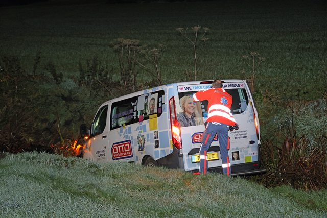 Bestelbusje vliegt uit de bocht bij Waalwijk-Oost