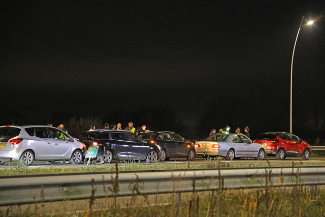 Vijf auto’s botsen op elkaar op de Midden-Brabantweg Waalwijk