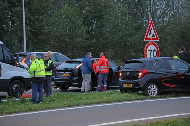 Bestuurder botst achterop bakwagen op de Midden-Brabantweg Waalwijk