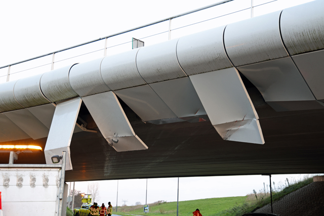 Vrachtwagen rijdt tegen viaduct aan Hoogeindse Rondweg Waalwijk