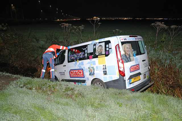 Bestelbusje vliegt uit de bocht bij Waalwijk-Oost