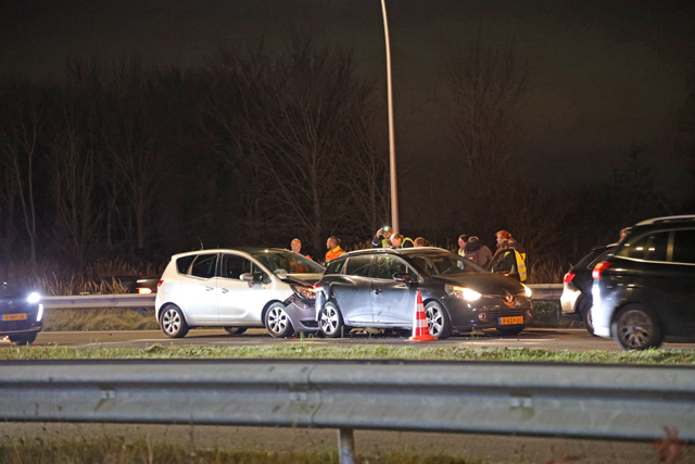 Vijf auto’s botsen op elkaar op de Midden-Brabantweg Waalwijk