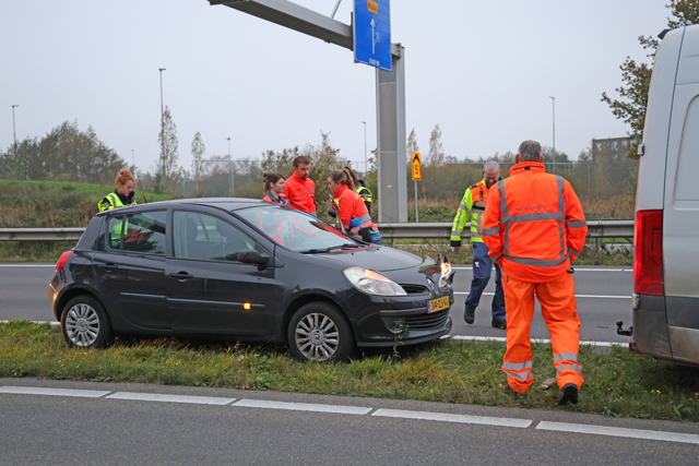 Bestuurder botst met auto tegen bestelbus op de Midden-Brabantweg Waalwijk