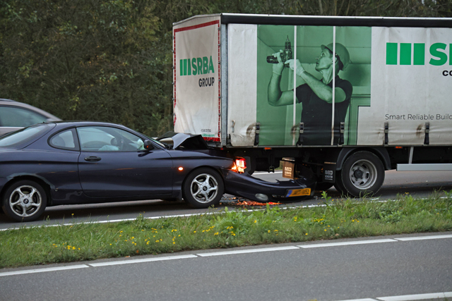 Bestuurder botst achterop bakwagen op de Midden-Brabantweg Waalwijk