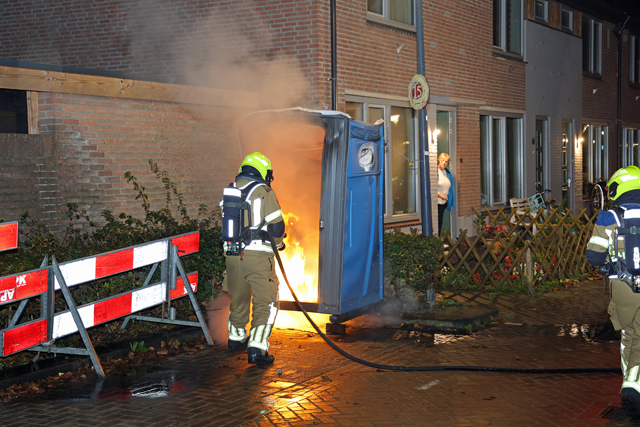 Dixi toilet in brand midden in woonwijk aan de Edouard Lalostraat Waalwijk