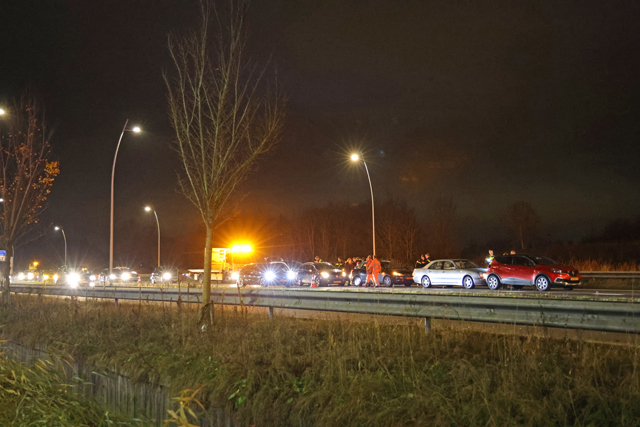 Vijf auto’s botsen op elkaar op de Midden-Brabantweg Waalwijk