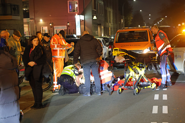 Twee personen raken gewond bij botsing met auto aan de Grotestraat Waalwijk