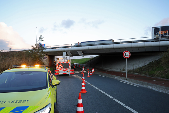 Vrachtwagen rijdt tegen viaduct aan Hoogeindse Rondweg Waalwijk