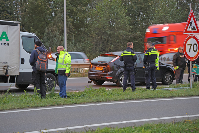 Bestuurder botst achterop bakwagen op de Midden-Brabantweg Waalwijk