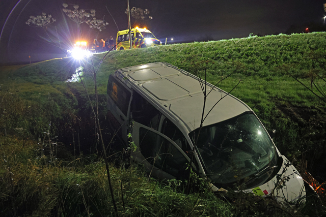 Bestelbusje vliegt uit de bocht bij Waalwijk-Oost