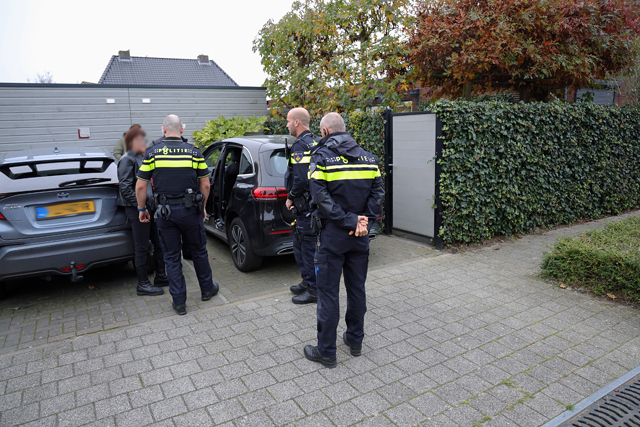 Mercedes compleet gestript aan de Burgemeester van Prooijenstraat Waalwijk
