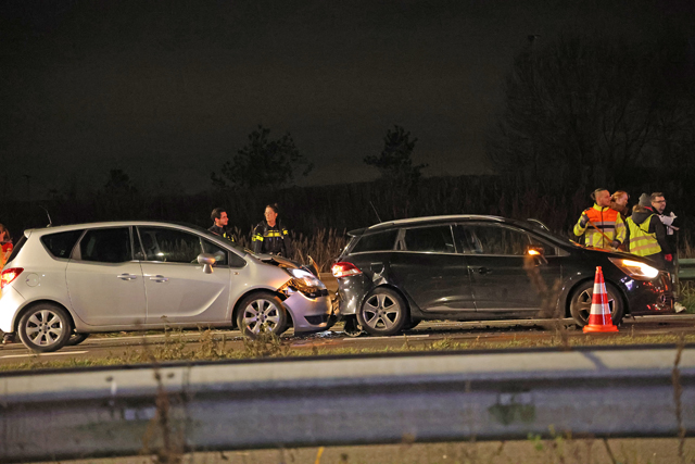 Vijf auto’s botsen op elkaar op de Midden-Brabantweg Waalwijk