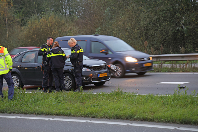 Bestuurder botst achterop bakwagen op de Midden-Brabantweg Waalwijk
