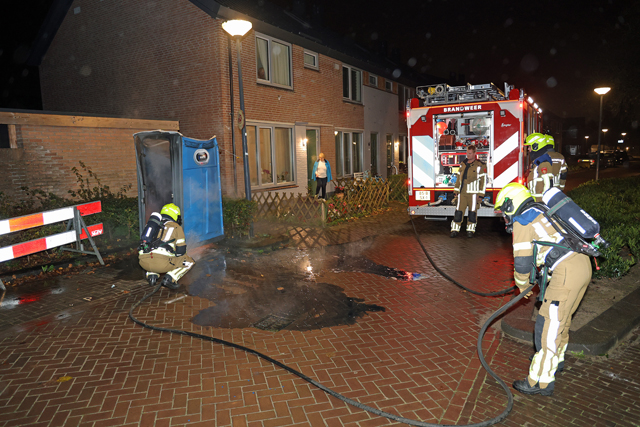 Dixi toilet in brand midden in woonwijk aan de Edouard Lalostraat Waalwijk