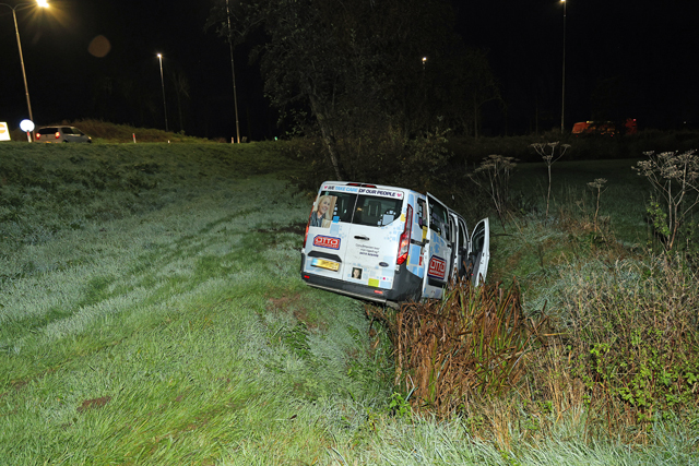 Bestelbusje vliegt uit de bocht bij Waalwijk-Oost