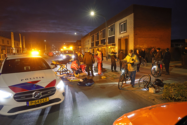Twee personen raken gewond bij botsing met auto aan de Grotestraat Waalwijk