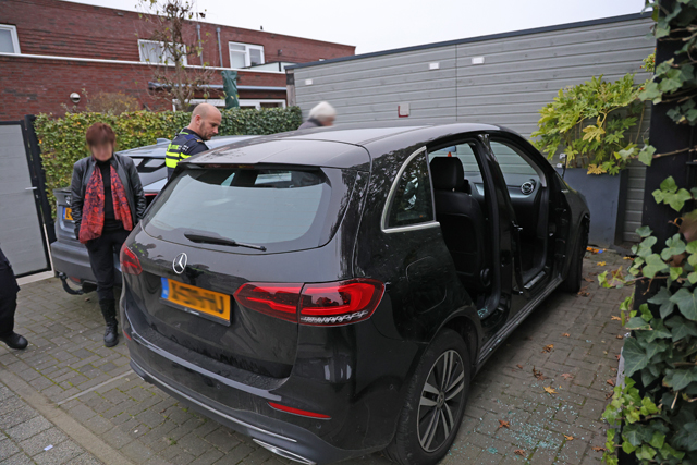 Mercedes compleet gestript aan de Burgemeester van Prooijenstraat Waalwijk