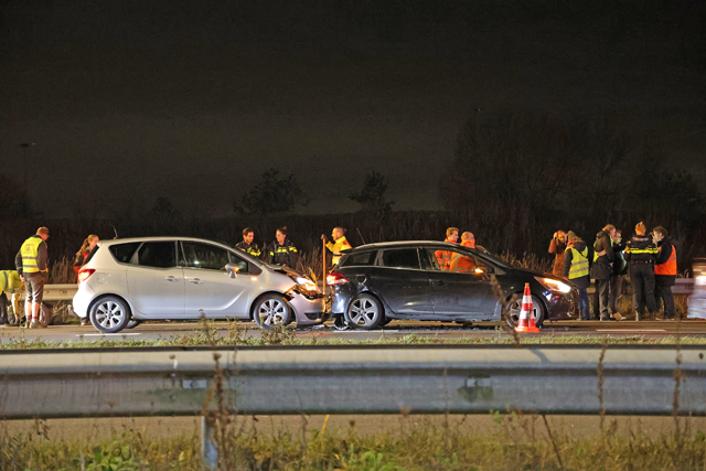 Vijf auto’s botsen op elkaar op de Midden-Brabantweg Waalwijk