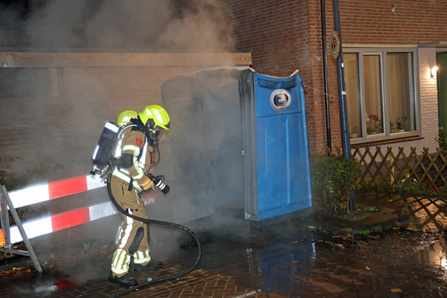 Dixi toilet in brand midden in woonwijk aan de Edouard Lalostraat Waalwijk