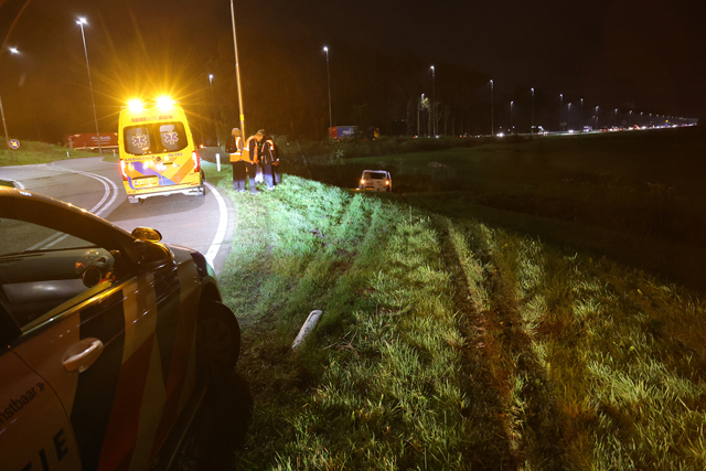 Bestelbusje vliegt uit de bocht bij Waalwijk-Oost