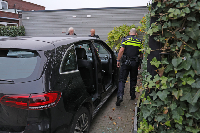 Mercedes compleet gestript aan de Burgemeester van Prooijenstraat Waalwijk