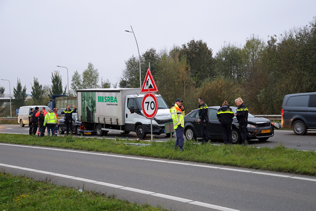 Bestuurder botst achterop bakwagen op de Midden-Brabantweg Waalwijk