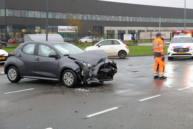 Bestuurder belandt met auto in de sloot bij aanrijding op kruising aan de Kloosterheulweg Waalwijk
