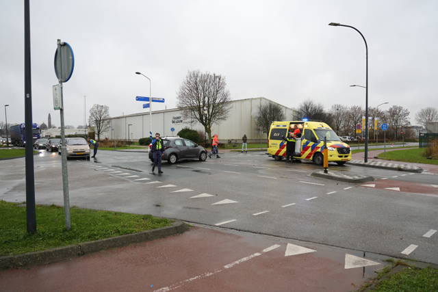 Bestuurder belandt met auto in de sloot bij aanrijding op kruising aan de Kloosterheulweg Waalwijk