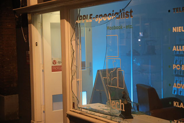 Inbreker(s) gaat er met telefoonhoesjes vandoor na inbraak aan de Stationsstraat Waalwijk