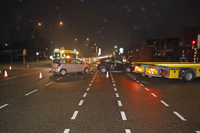 Twee auto’s botsen op elkaar op kruising aan de Noorder Parallelweg Waalwijk