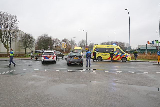 Bestuurder belandt met auto in de sloot bij aanrijding op kruising aan de Kloosterheulweg Waalwijk