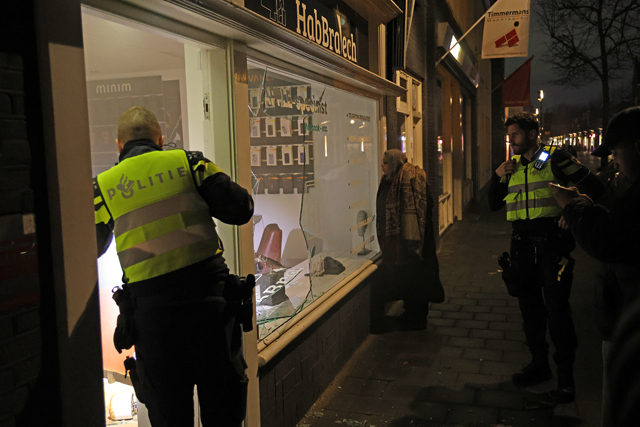 Inbreker(s) gaat er met telefoonhoesjes vandoor na inbraak aan de Stationsstraat Waalwijk