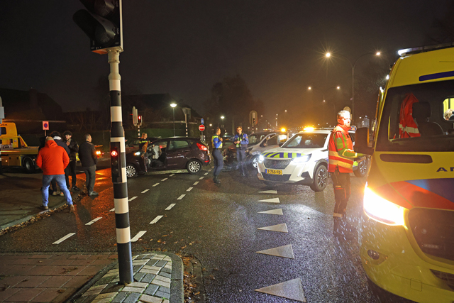 Twee auto’s botsen op elkaar op kruising aan de Noorder Parallelweg Waalwijk