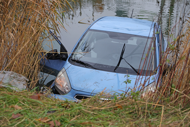 Bestuurder belandt met auto in de sloot bij aanrijding op kruising aan de Kloosterheulweg Waalwijk