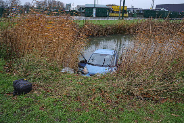 Bestuurder belandt met auto in de sloot bij aanrijding op kruising aan de Kloosterheulweg Waalwijk