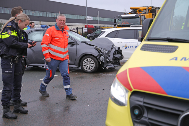 Bestuurder belandt met auto in de sloot bij aanrijding op kruising aan de Kloosterheulweg Waalwijk