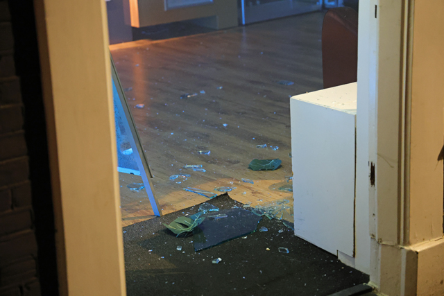 Inbreker(s) gaat er met telefoonhoesjes vandoor na inbraak aan de Stationsstraat Waalwijk