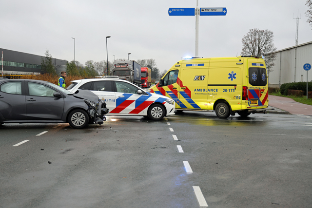 Bestuurder belandt met auto in de sloot bij aanrijding op kruising aan de Kloosterheulweg Waalwijk