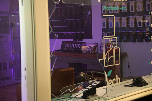Inbreker(s) gaat er met telefoonhoesjes vandoor na inbraak aan de Stationsstraat Waalwijk