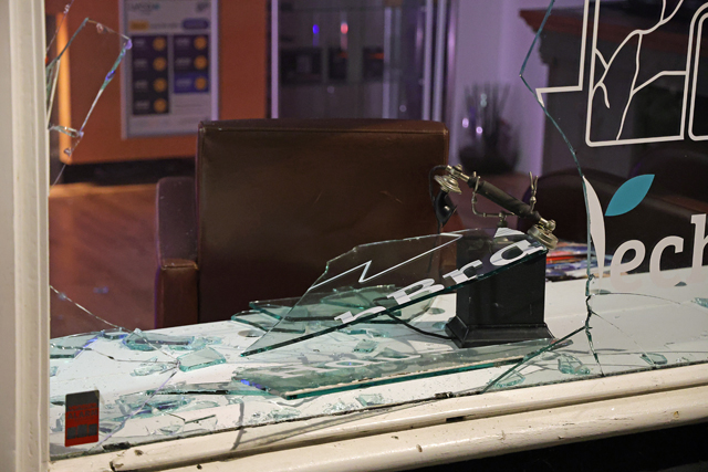 Inbreker(s) gaat er met telefoonhoesjes vandoor na inbraak aan de Stationsstraat Waalwijk