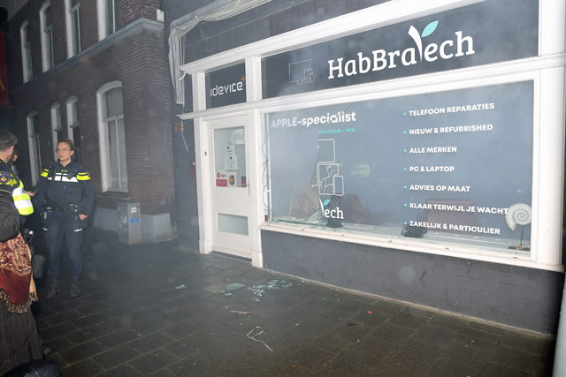 Inbreker(s) gaat er met telefoonhoesjes vandoor na inbraak aan de Stationsstraat Waalwijk