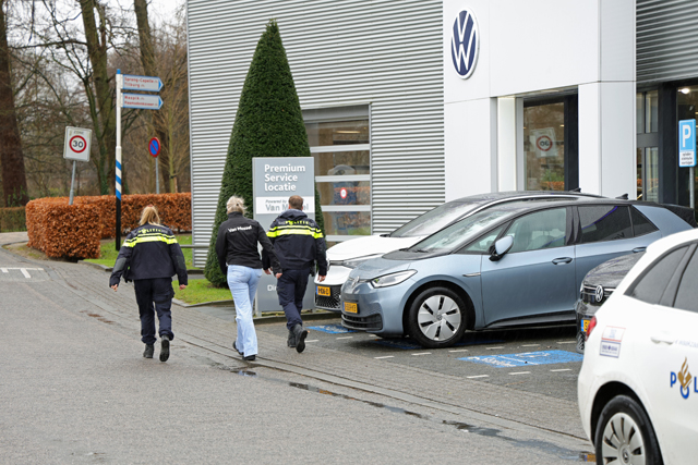 Twee auto’s botsen tegen elkaar tijdens proefrit aan de Van Andelstraat Waalwijk