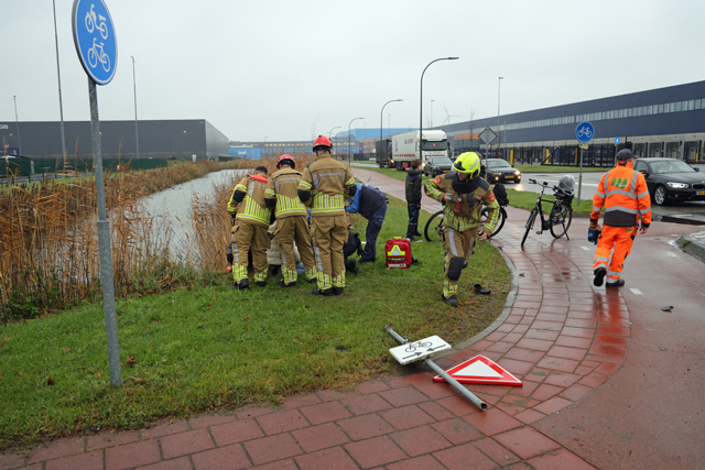Bestuurder belandt met auto in de sloot bij aanrijding op kruising aan de Kloosterheulweg Waalwijk